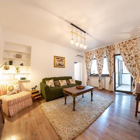 Theatre Rooftop Apartment With Patio Бухарест Екстер'єр фото