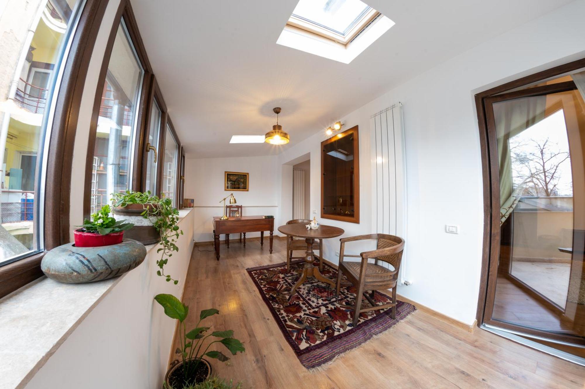 Theatre Rooftop Apartment With Patio Бухарест Екстер'єр фото